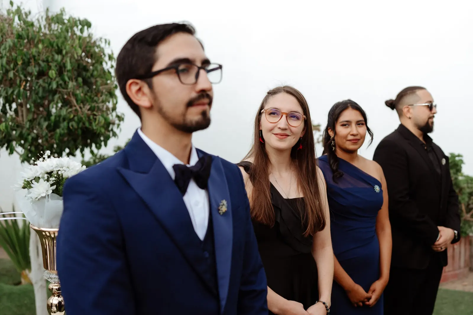 Invitados observando un momento durante una ceremonia